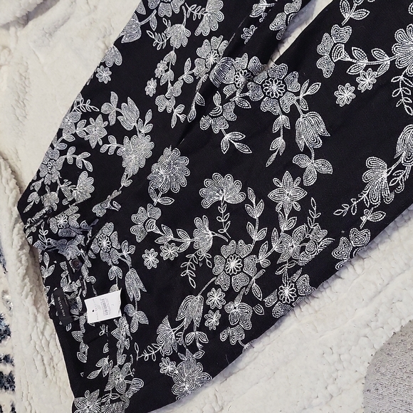 Ann Taylor- Floral Ankle Pant - Picture 2 of 5